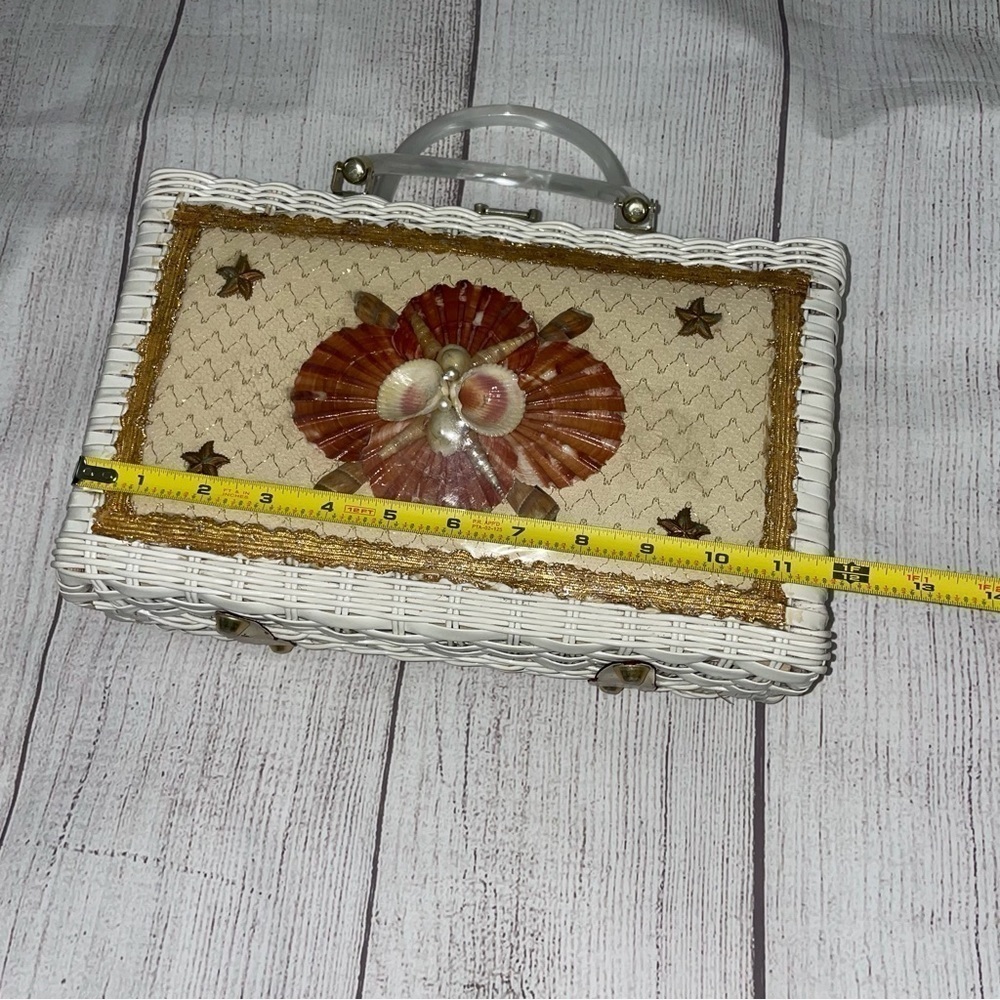 Vintage 1960s Princess Charming By Atlas Wicker & Lucite white Seashell Handbag - Picture 9 of 9